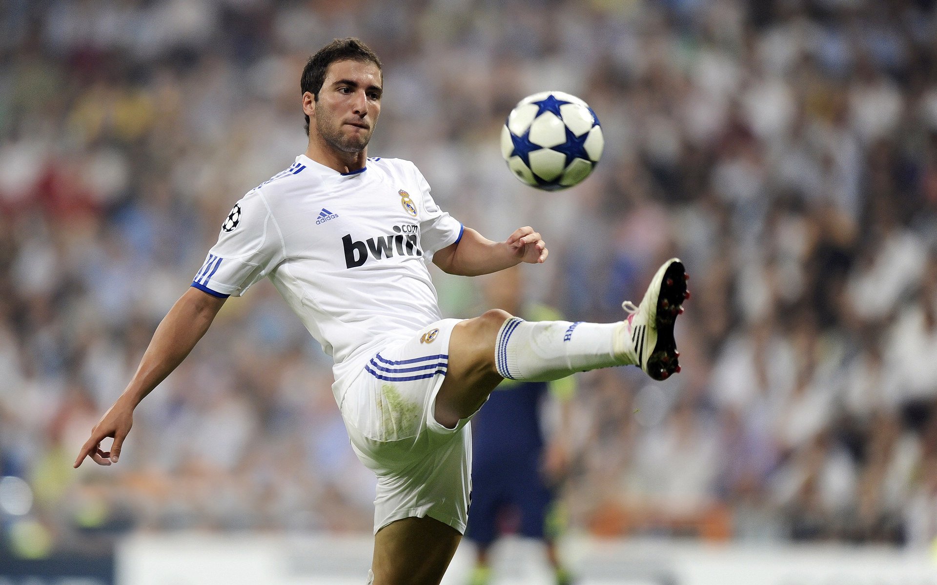 英超“榜首大战”：曼联未眠夜，争夺冠军有多激烈？